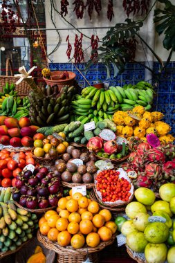 Canlı bir tropik meyve pazarında egzotik meyveler ve canlı bir atmosfer.