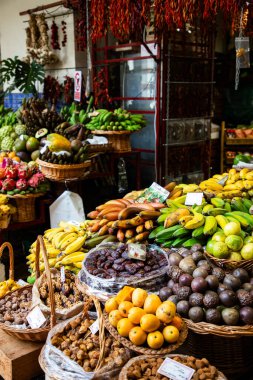Canlı bir tropik meyve pazarında egzotik meyveler ve canlı bir atmosfer.