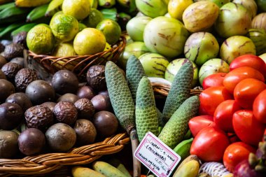 Canlı bir tropik meyve pazarında egzotik meyveler ve canlı bir atmosfer.