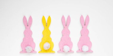 Beyaz arkaplanda Paskalya tavşanlarının üst görünümü