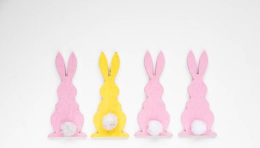 Beyaz arkaplanda Paskalya tavşanlarının üst görünümü