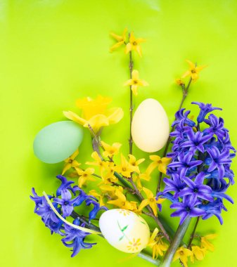 Paskalya kutlaması. Renkli paskalya yumurtalarının en üst görüntüsü 