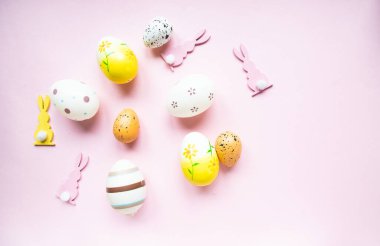 Paskalya kutlaması. Renkli paskalya yumurtalarının en üst görüntüsü 