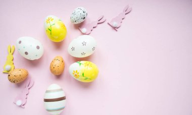 Paskalya kutlaması. Renkli paskalya yumurtalarının en üst görüntüsü 