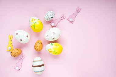 Paskalya kutlaması. Renkli paskalya yumurtalarının en üst görüntüsü 