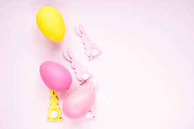 Paskalya kutlaması. Renkli paskalya yumurtalarının en üst görüntüsü 