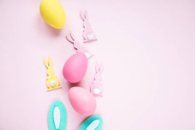 Paskalya kutlaması. Renkli paskalya yumurtaları ve paskalya tavşanı kulaklarının en iyi fotoğrafı. 