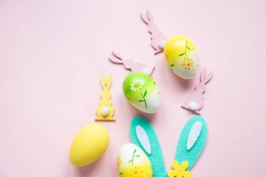 Paskalya kutlaması. Renkli paskalya yumurtaları ve paskalya tavşanı kulaklarının en iyi fotoğrafı. 