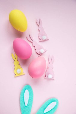 Paskalya kutlaması. Renkli paskalya yumurtaları ve paskalya tavşanı kulaklarının en iyi fotoğrafı. 