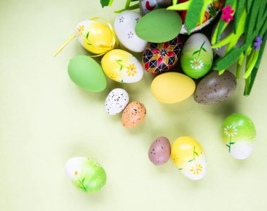 Paskalya kutlaması. Renkli paskalya yumurtalarının en üst görüntüsü 
