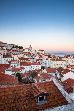 Lizbon, Portekiz 'in ufuk çizgisinin panoramik manzarası, Alfama bölgesindeki birçok renkli ev