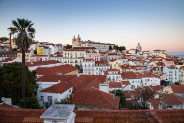 Lizbon, Portekiz 'in ufuk çizgisinin panoramik manzarası, Alfama bölgesindeki birçok renkli ev