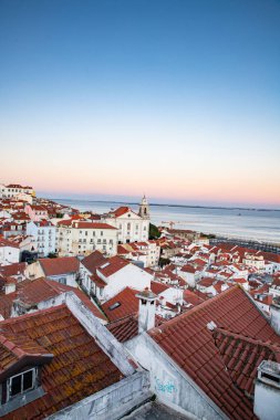 Lizbon, Portekiz 'in ufuk çizgisinin panoramik manzarası, Alfama bölgesindeki birçok renkli ev