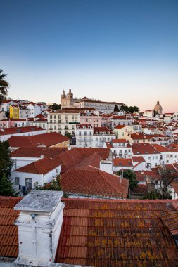 Lizbon, Portekiz 'in ufuk çizgisinin panoramik manzarası, Alfama bölgesindeki birçok renkli ev