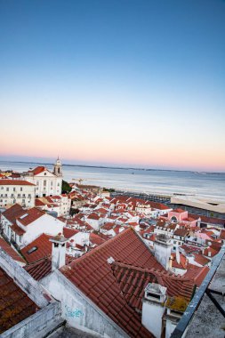 Lizbon, Portekiz 'in ufuk çizgisinin panoramik manzarası, Alfama bölgesindeki birçok renkli ev