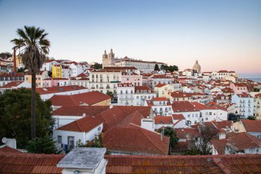 Lizbon, Portekiz 'in ufuk çizgisinin panoramik manzarası, Alfama bölgesindeki birçok renkli ev