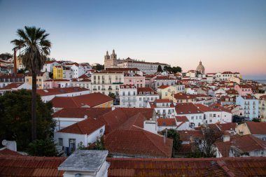 Lizbon, Portekiz 'in ufuk çizgisinin panoramik manzarası, Alfama bölgesindeki birçok renkli ev