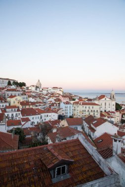 Lizbon, Portekiz 'in ufuk çizgisinin panoramik manzarası, Alfama bölgesindeki birçok renkli ev