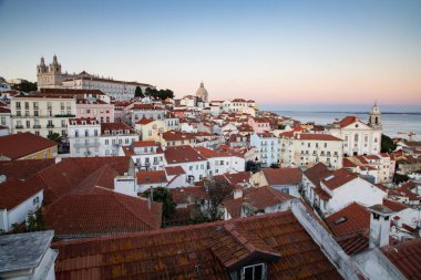 Lizbon, Portekiz 'in ufuk çizgisinin panoramik manzarası, Alfama bölgesindeki birçok renkli ev