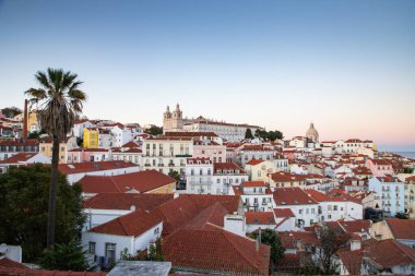 Lizbon, Portekiz 'in ufuk çizgisinin panoramik manzarası, Alfama bölgesindeki birçok renkli ev