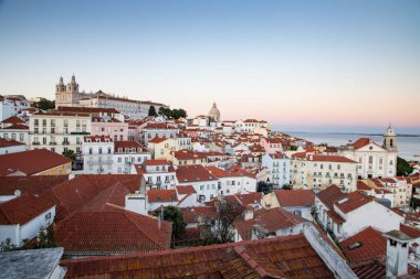 Lizbon, Portekiz 'in ufuk çizgisinin panoramik manzarası, Alfama bölgesindeki birçok renkli ev