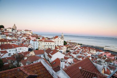 Lizbon, Portekiz 'in ufuk çizgisinin panoramik manzarası, Alfama bölgesindeki birçok renkli ev