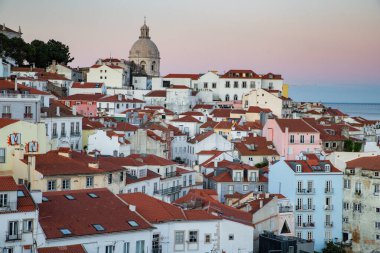Lizbon, Portekiz 'in ufuk çizgisinin panoramik manzarası, Alfama bölgesindeki birçok renkli ev