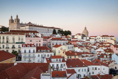 Lizbon, Portekiz 'in ufuk çizgisinin panoramik manzarası, Alfama bölgesindeki birçok renkli ev