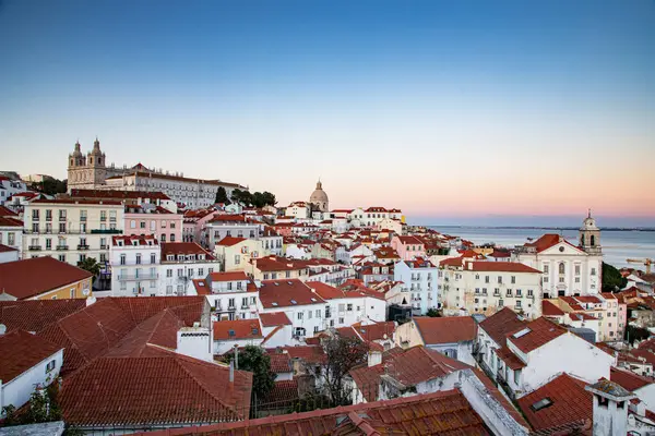 Lizbon, Portekiz 'in ufuk çizgisinin panoramik manzarası, Alfama bölgesindeki birçok renkli ev