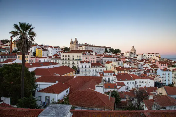 Lizbon, Portekiz 'in ufuk çizgisinin panoramik manzarası, Alfama bölgesindeki birçok renkli ev