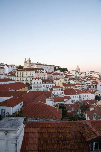 Lizbon, Portekiz 'in ufuk çizgisinin panoramik manzarası, Alfama bölgesindeki birçok renkli ev