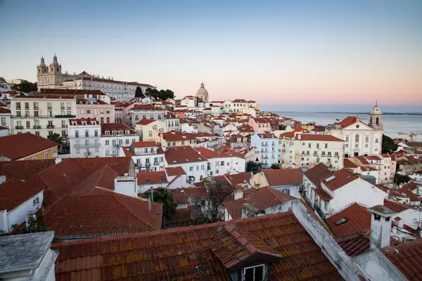 Lizbon, Portekiz 'in ufuk çizgisinin panoramik manzarası, Alfama bölgesindeki birçok renkli ev