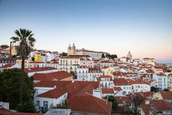 Lizbon, Portekiz 'in ufuk çizgisinin panoramik manzarası, Alfama bölgesindeki birçok renkli ev