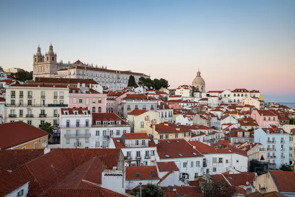 Lizbon, Portekiz 'in ufuk çizgisinin panoramik manzarası, Alfama bölgesindeki birçok renkli ev
