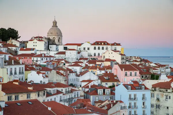 Lizbon, Portekiz 'in ufuk çizgisinin panoramik manzarası, Alfama bölgesindeki birçok renkli ev