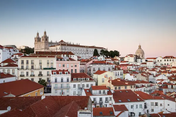 Lizbon, Portekiz 'in ufuk çizgisinin panoramik manzarası, Alfama bölgesindeki birçok renkli ev