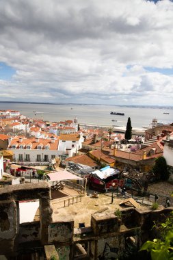 Lizbon, Portekiz 'in ufuk çizgisinin panoramik manzarası, Alfama bölgesindeki birçok renkli ev