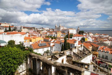 Lizbon, Portekiz 'in ufuk çizgisinin panoramik manzarası, Alfama bölgesindeki birçok renkli ev