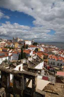 Lizbon, Portekiz 'in ufuk çizgisinin panoramik manzarası, Alfama bölgesindeki birçok renkli ev