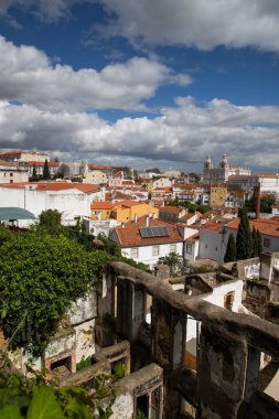 Lizbon, Portekiz 'in ufuk çizgisinin panoramik manzarası, Alfama bölgesindeki birçok renkli ev