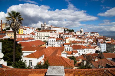 Lizbon, Portekiz 'in ufuk çizgisinin panoramik manzarası, Alfama bölgesindeki birçok renkli ev