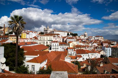 Lizbon, Portekiz 'in ufuk çizgisinin panoramik manzarası, Alfama bölgesindeki birçok renkli ev