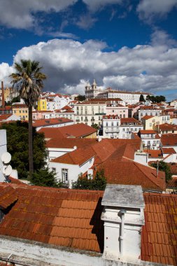 Lizbon, Portekiz 'in ufuk çizgisinin panoramik manzarası, Alfama bölgesindeki birçok renkli ev