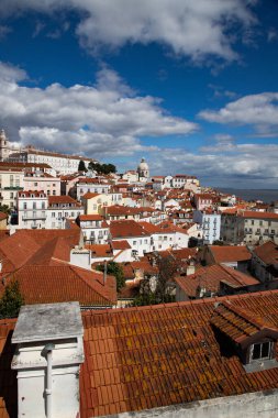 Lizbon, Portekiz 'in ufuk çizgisinin panoramik manzarası, Alfama bölgesindeki birçok renkli ev
