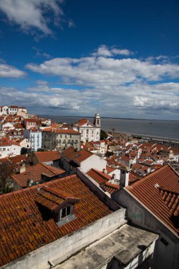 Lizbon, Portekiz 'in ufuk çizgisinin panoramik manzarası, Alfama bölgesindeki birçok renkli ev