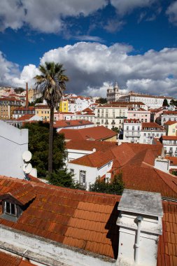 Lizbon, Portekiz 'in ufuk çizgisinin panoramik manzarası, Alfama bölgesindeki birçok renkli ev