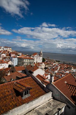 Lizbon, Portekiz 'in ufuk çizgisinin panoramik manzarası, Alfama bölgesindeki birçok renkli ev