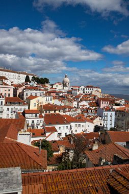 Lizbon, Portekiz 'in ufuk çizgisinin panoramik manzarası, Alfama bölgesindeki birçok renkli ev