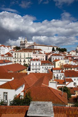 Lizbon, Portekiz 'in ufuk çizgisinin panoramik manzarası, Alfama bölgesindeki birçok renkli ev