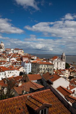 Lizbon, Portekiz 'in ufuk çizgisinin panoramik manzarası, Alfama bölgesindeki birçok renkli ev